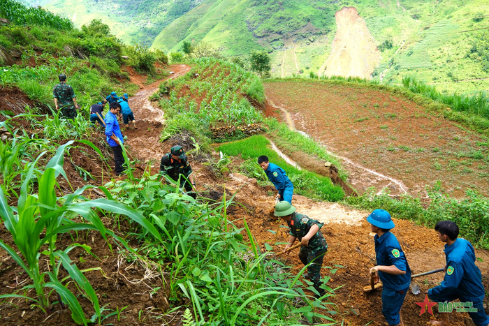 Ban CHQS huyện Mèo Vạc (Hà Giang) phối hợp với dân quân địa phương khơi thông tuyến đường bị sạt lở tại thôn Khuổi Roài, xã Tát Ngà.