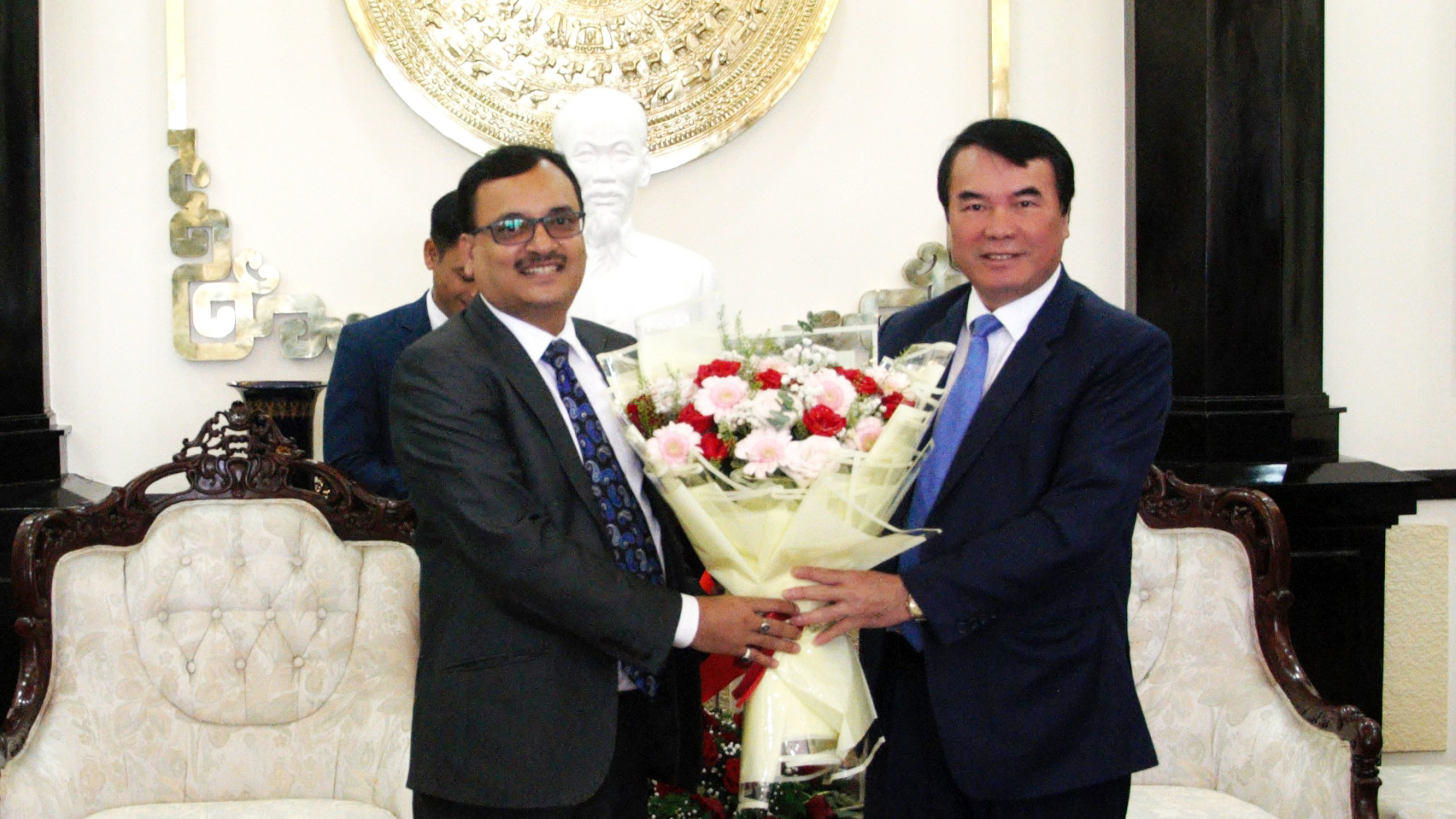 Phó Chủ tịch UBND tỉnh Lâm Đồng tặng hoa cho ông Subhash Prasad Gupta - Phó Đại sứ Ấn Độ tại Việt Nam