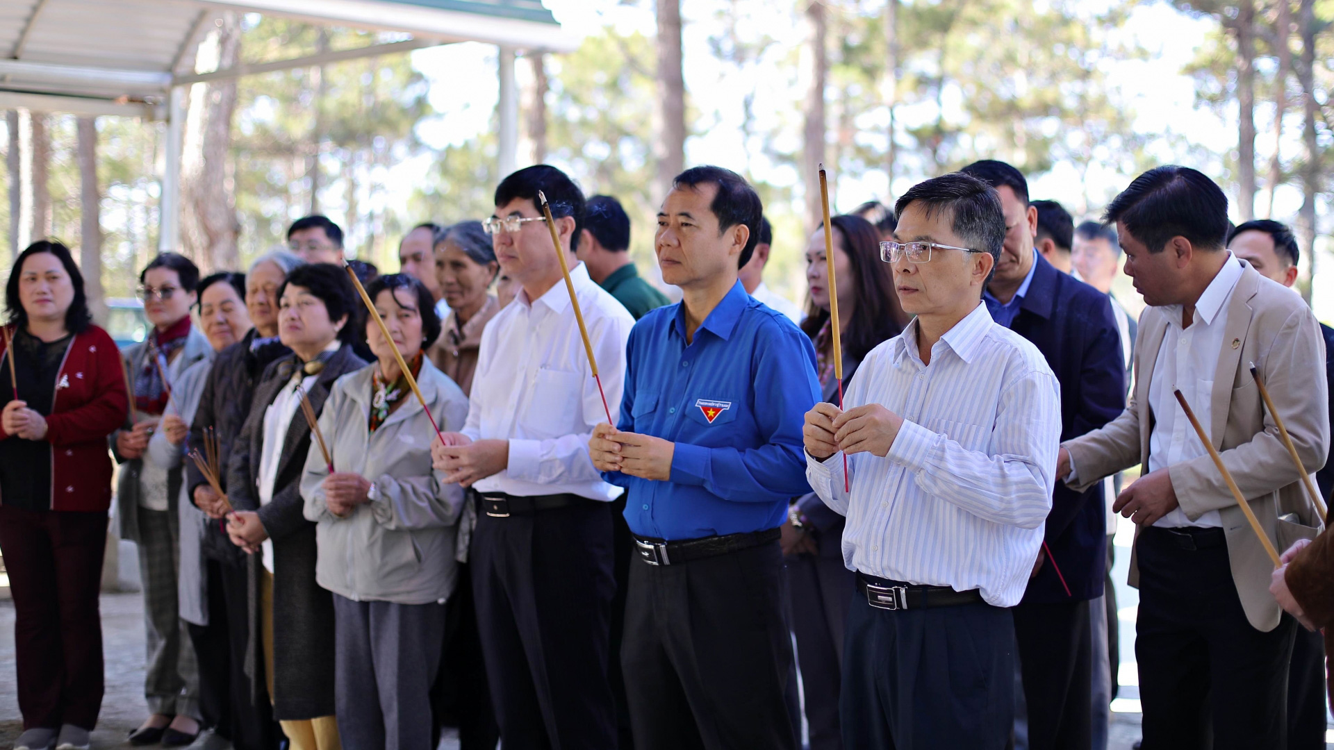 Các đồng chí lãnh đạo Tỉnh ủy Lâm Đồng, TP Đà Lạt và các đại biểu dâng hương tưởng nhớ các anh hùng liệt sĩ đã đấu tranh, hi sinh trên hướng Đông Bắc Đà Lạt