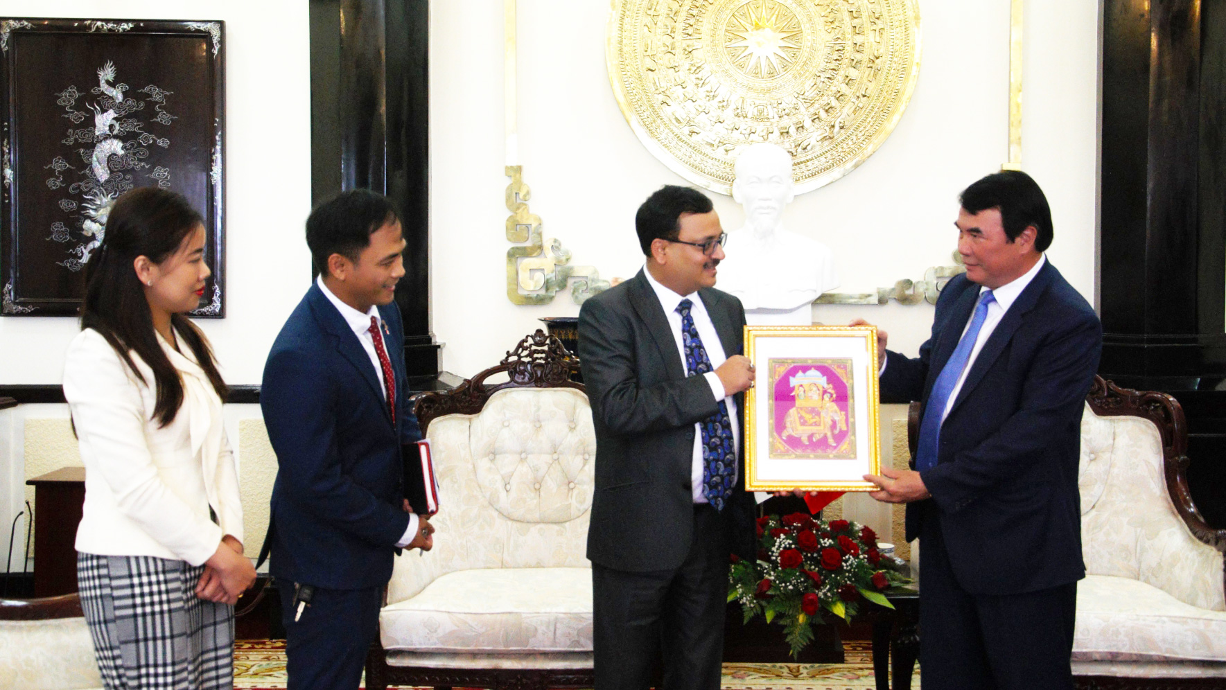 Ông Subhash Prasad Gupta - Phó Đại sứ Ấn Độ tại Việt Nam tặng vật phẩm lưu niệm cho Phó Chủ tịch UBND tỉnh Lâm Đồng Phạm S