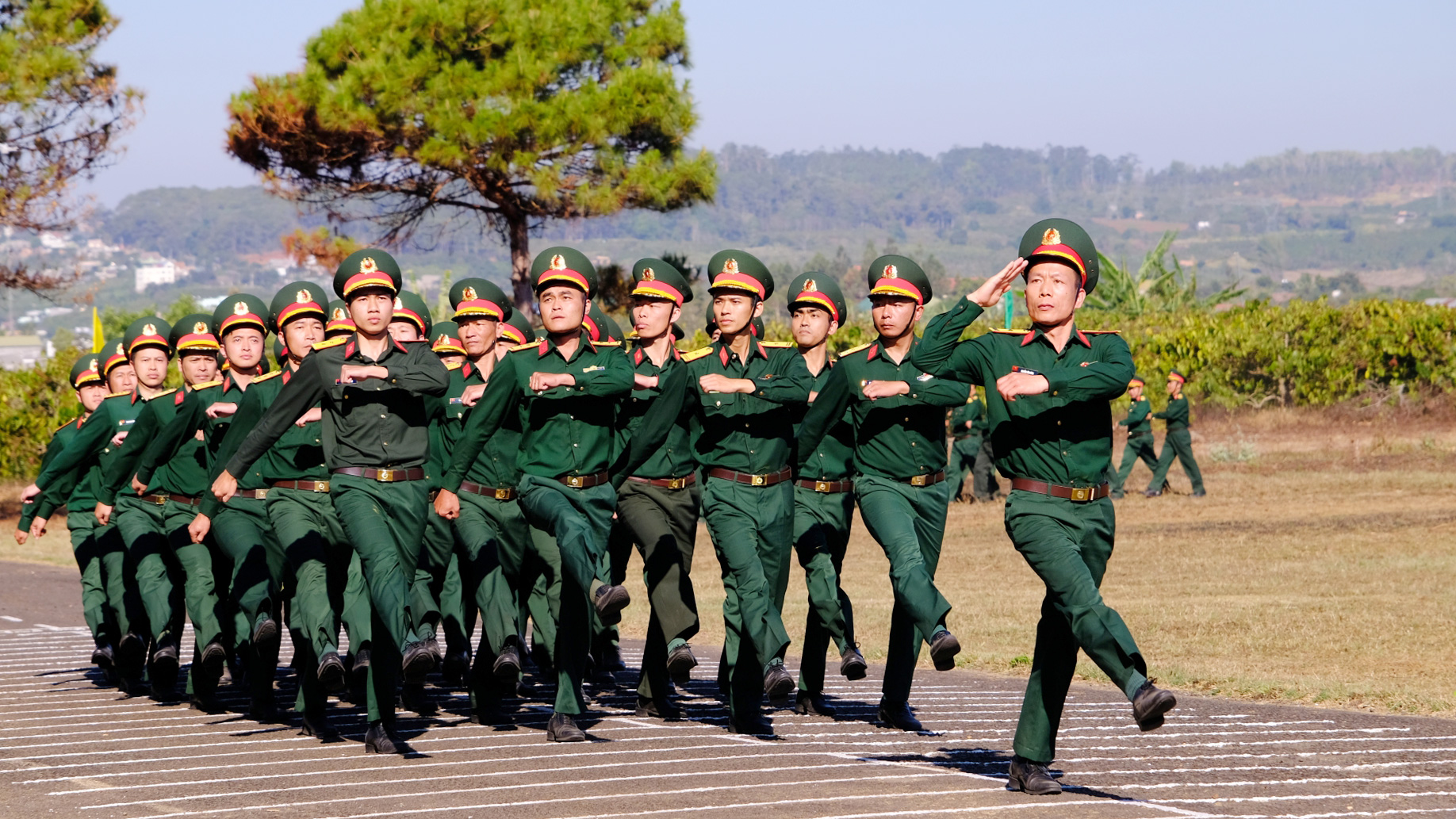 Bộ đội thường trực diễu hành tại Lễ ra quân huấn luyện năm 2024. Ảnh: Hồng Thắm