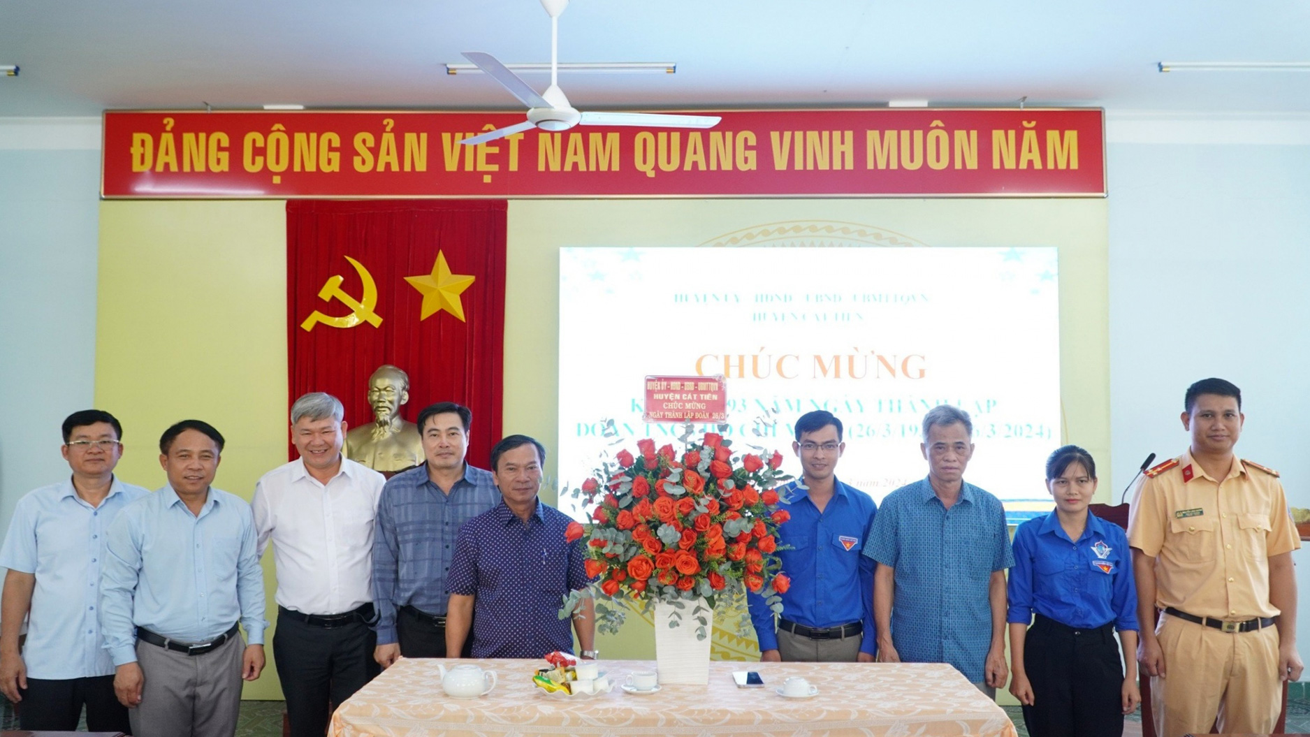 Lãnh đạo huyện Cát Tiên tặng hoa và chúc mừng Đoàn TNCS Hồ Chí Minh huyện