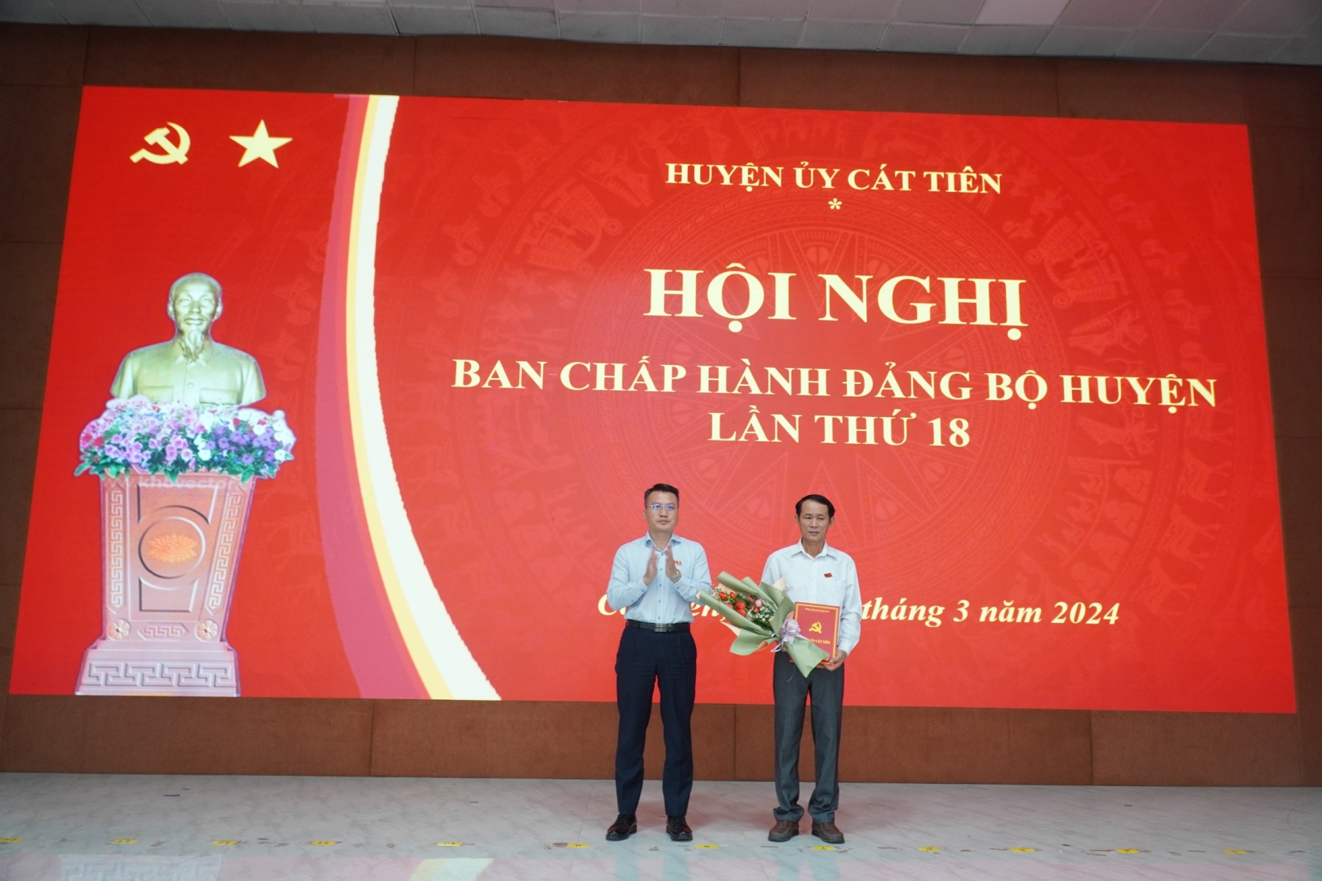 Đồng chí Nguyễn Tiến Dũng - Bí thư Huyện ủy Cát Tiên trao Quyết định chuẩn y của Ban Thường vụ Tỉnh ủy cho đồng chí Nguyễn Thái Hồng tham gia Ban Thường vụ Huyện ủy Cát Tiên. 