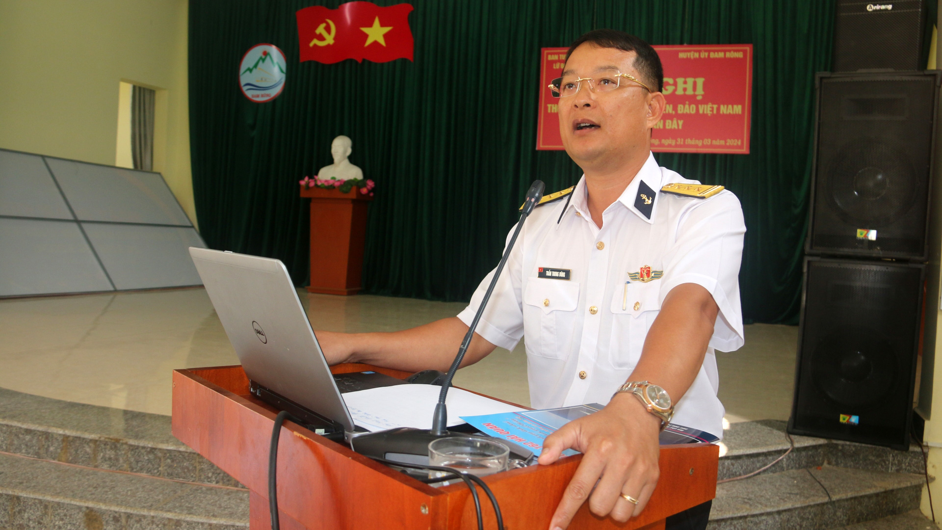 Thượng tá Trần Trung Dũng – Phó Chính ủy Lữ đoàn 162 – Vùng 4 Hải quân thông tin về tình hình biển, đảo Việt Nam
