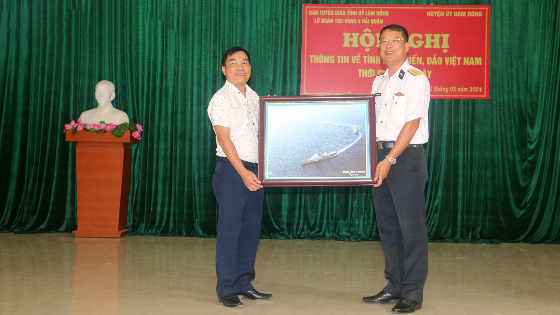 Thượng tá Trần Trung Dũng – Phó Chính ủy Lữ đoàn 162 – Vùng 4 Hải quân tặng ảnh lưu niệm về biển, đảo của Tổ quốc cho Đảng ủy, chính quyền và Nhân dân xã Đạ Tông