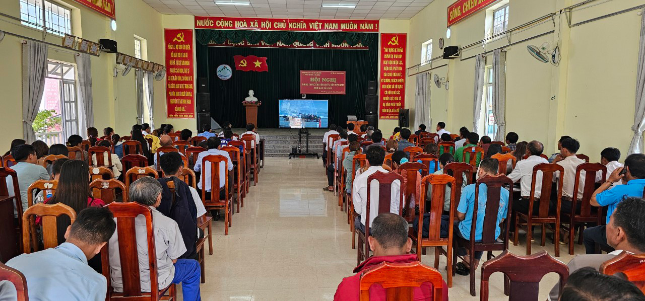 Các đại biểu tham dự Hội nghị xem phim tư liệu xây dựng lực lượng Hải quân hiện đại, giới thiệu sức mạnh của lực lượng Hải quân Việt Nam