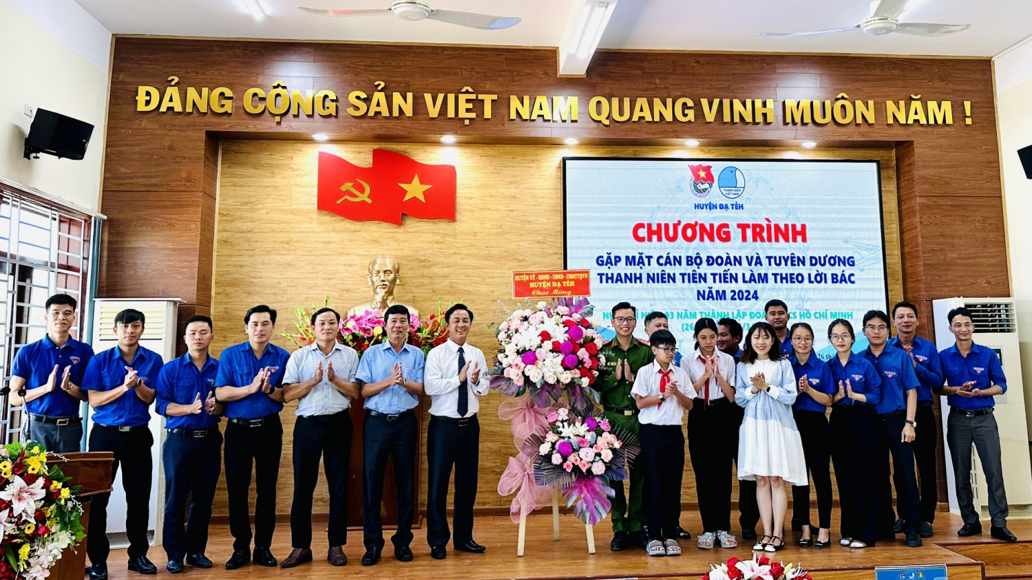 Đại diện lãnh đạo huyện Đạ Tẻh tặng hoa chúc mừng Huyện đoàn nhân dịp 93 năm Ngày thành lập Đoàn TNCS Hồ Chí Minh