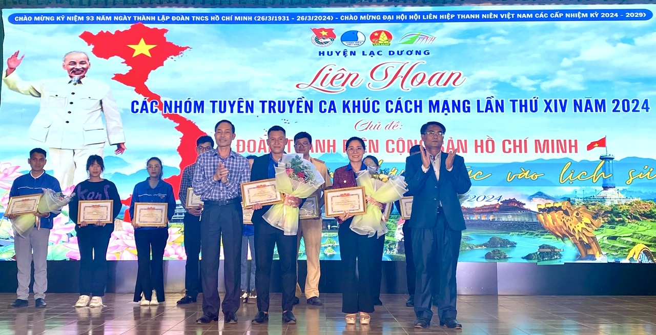 Phó Bí thư Thường trực Huyện ủy Lạc Dương Ya Tiong và Trưởng Ban Dân vận Huyện ủy Bùi Văn Thụy tặng hoa và giấy khen cho các đội thi đoạt giải Nhất, Nhì