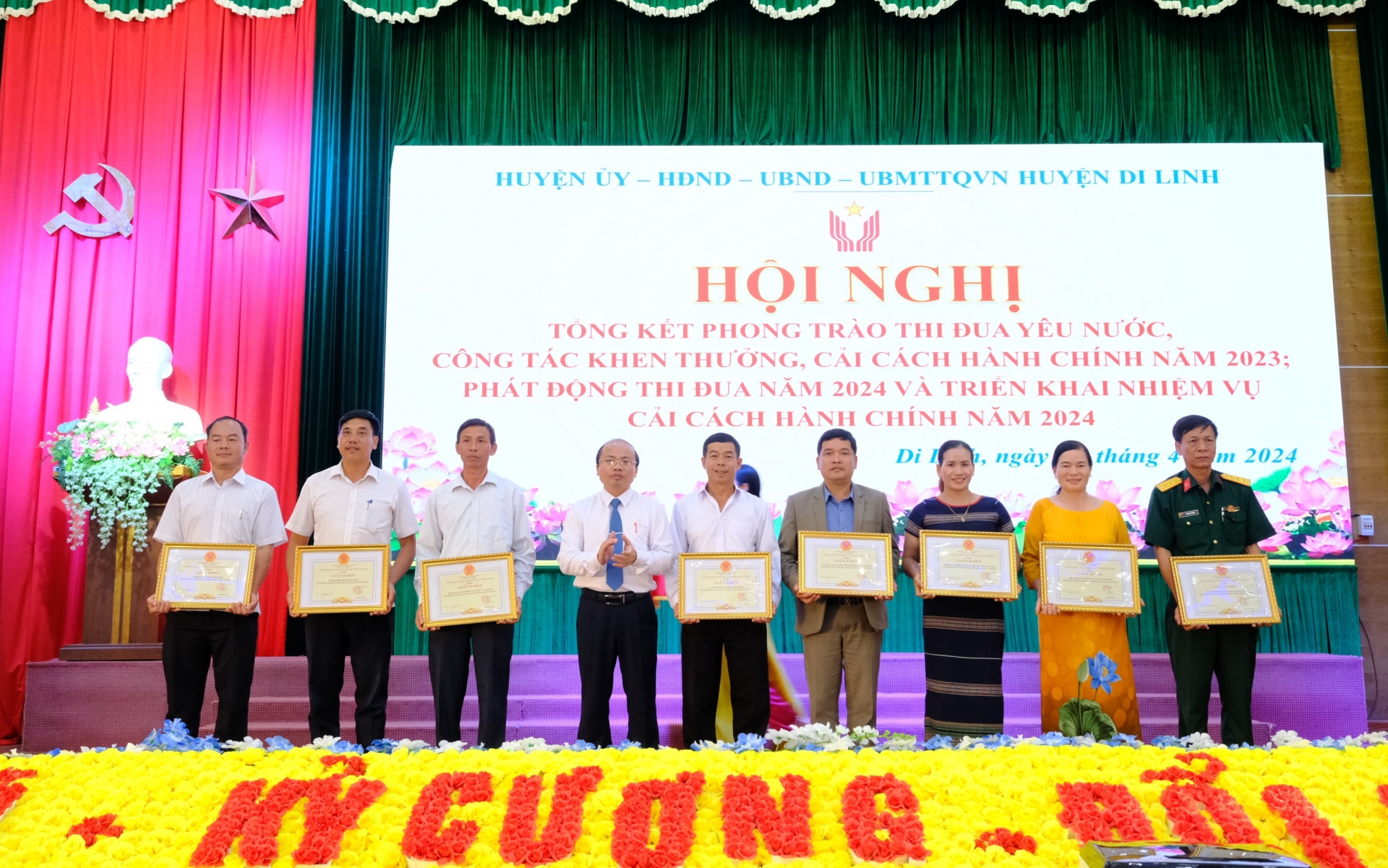 Chủ tịch UBND huyện Di Linh tặng Giấy khen cho 8 tập thể, 7 hộ gia đình và 12 cá nhân đã có thành tích xuất sắc trong các phong trào thi đua yêu nước của huyện Di Linh năm 2023.