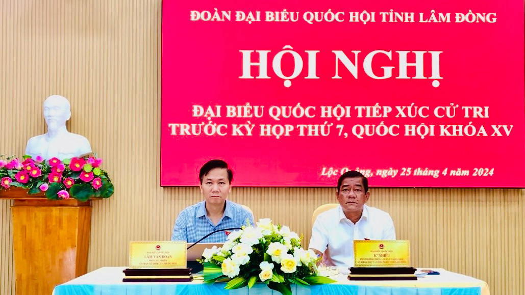 ĐBQH Lâm Văn Đoan và K Nhiễu tham dự tiếp xúc cử tri tại huyện Bảo Lâm