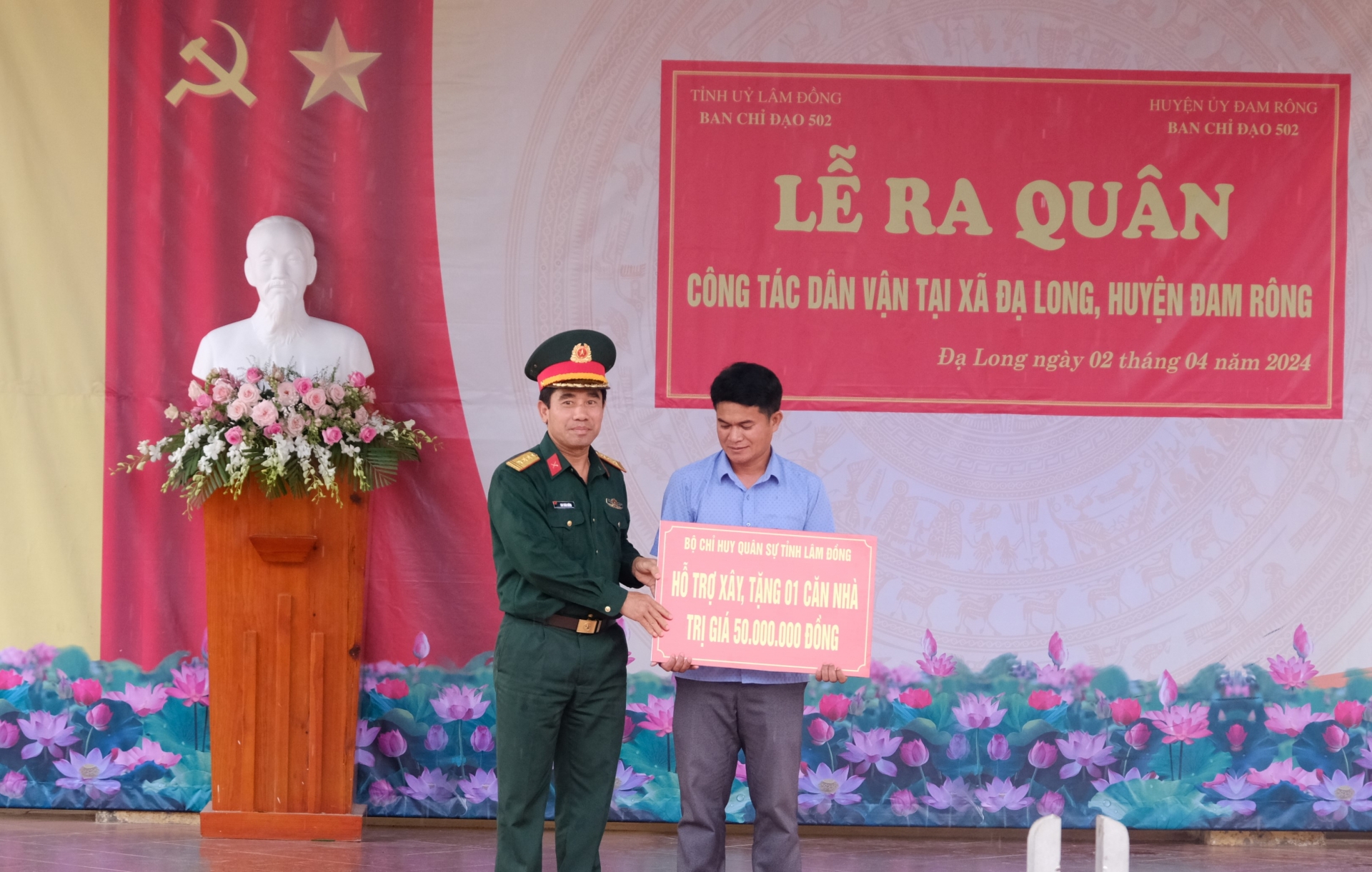 Bộ Chỉ huy quân sự tỉnh tặng nhà cho người dân xã Đạ MRông