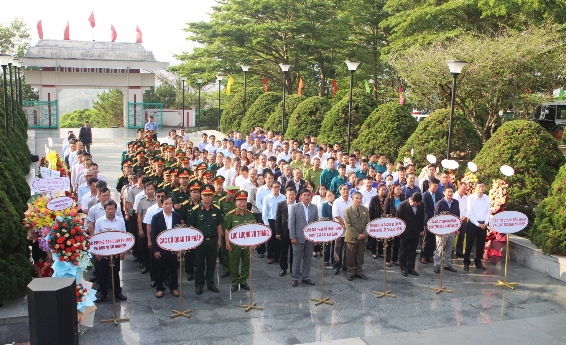 Các đồng chí lãnh đạo TP Bảo Lộc cùng đông đảo đại biểu dự lễ viếng Nghĩa trang Liệt sĩ thành phố nhân kỷ niệm 49 năm  Ngày giải phóng miền Nam thống nhất đất nước 