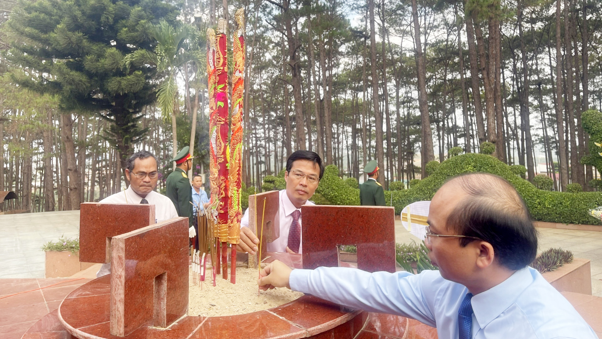Các đồng chí lãnh đạo huyện Di Linh dâng hương lên Tượng đài Tổ quốc ghi công