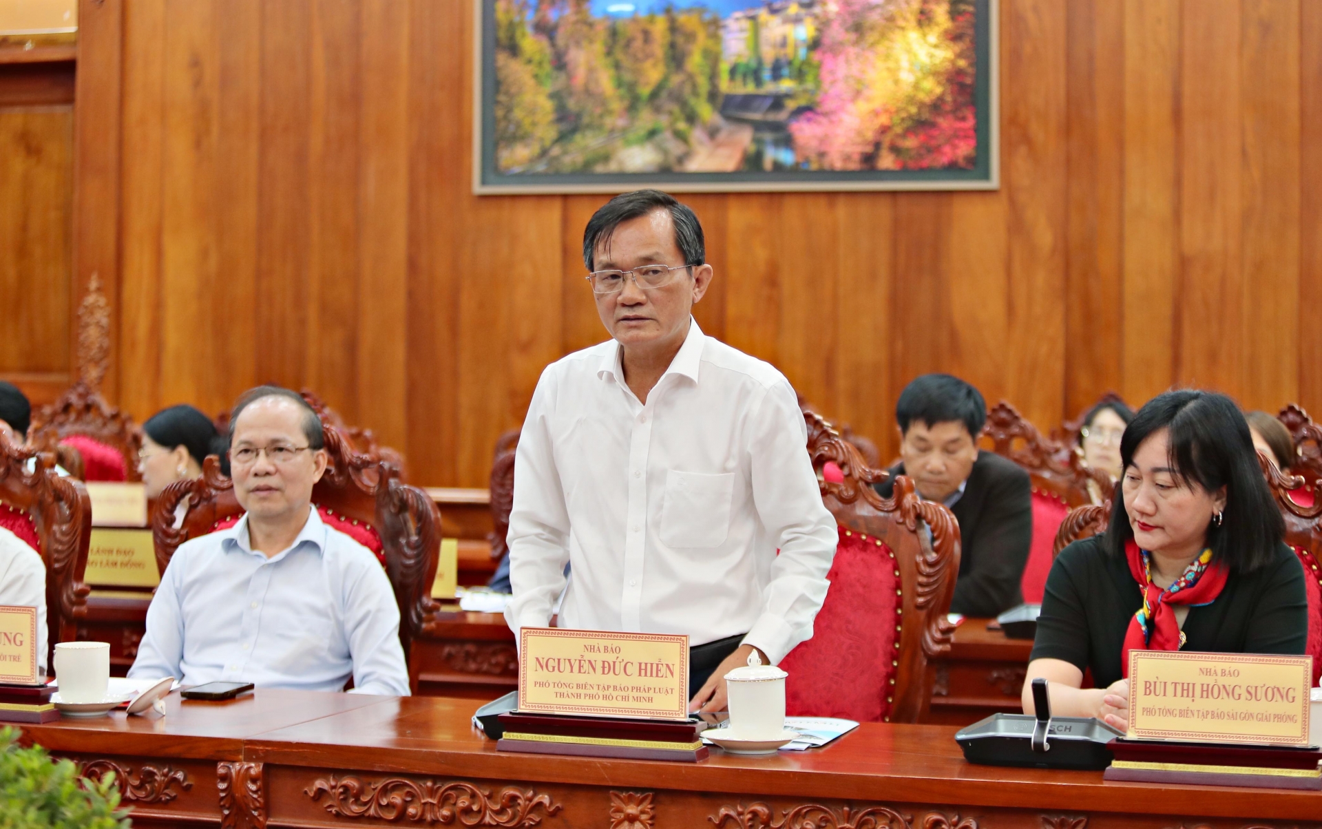 Nhà Báo Nguyễn Đức Hiển, Phó Tổng biên tập Báo Pháp Luật TP Hồ Chí Minh phát biểu đóng góp ý kiến tại buổi làm việc