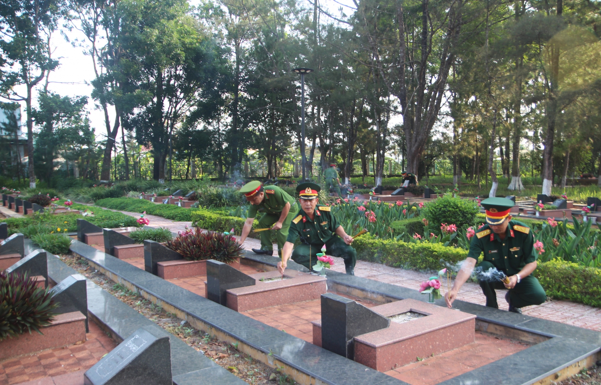 Cán bộ, chiến sĩ lực lượng vũ trang TP Bảo Lộc dâng hương lên Tượng đài Tổ quốc ghi công và phần mộ các anh hùng liệt sĩ