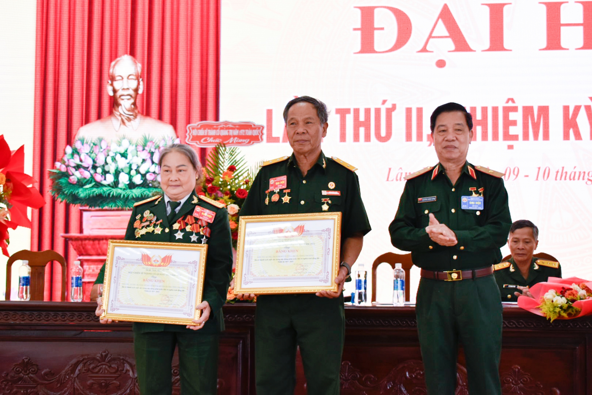 Trao bằng khen cho các tập thể, cá nhân có nhiều đóng góp trong hoạt động Hội 
