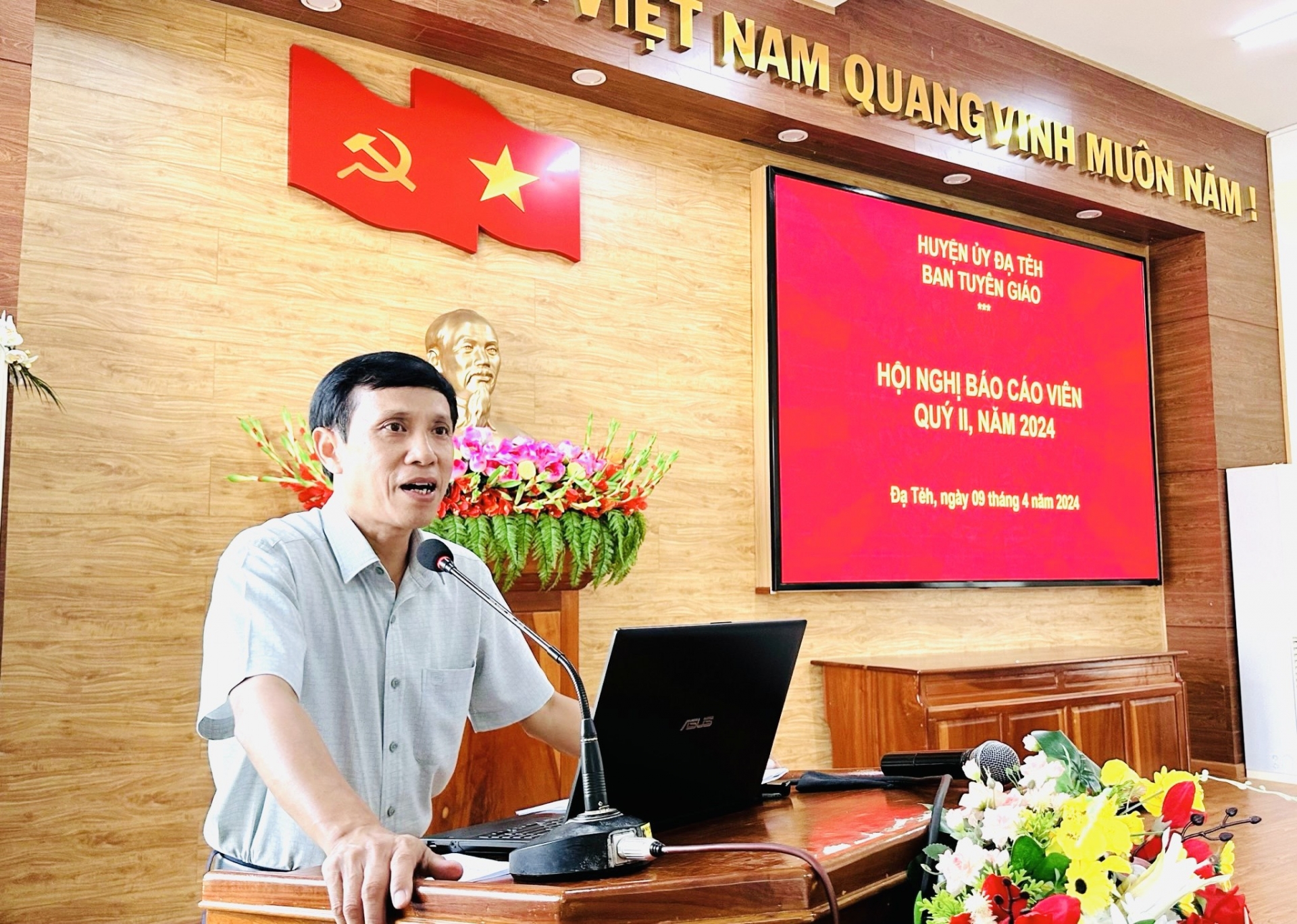 Đồng chí Nguyễn Mạnh Việt - Bí thư Huyện ủy Đạ Tẻh phát biểu tại buổi sinh hoạt.