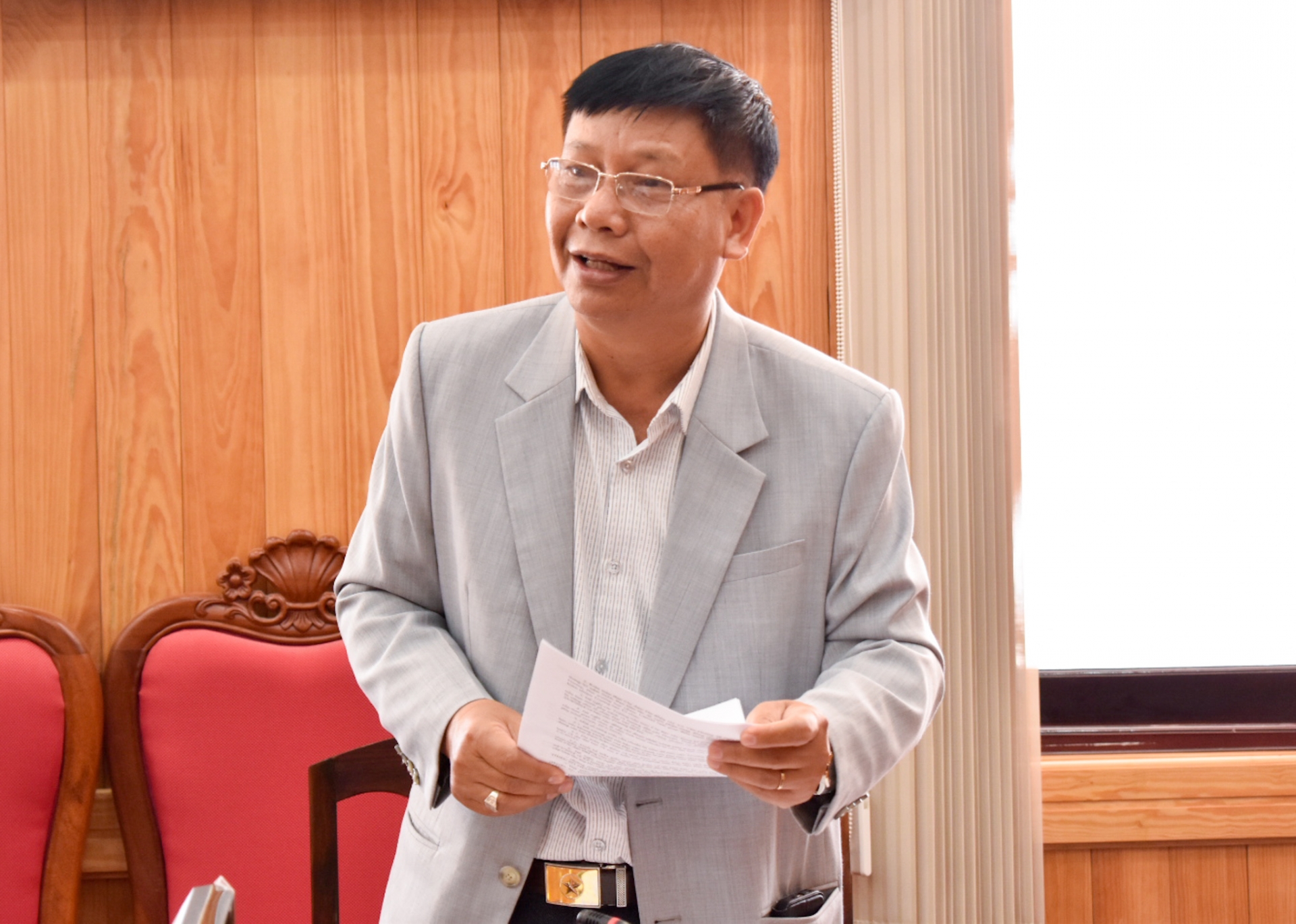  Ông Dơ Woang Ya Gương - Phó Trưởng Ban Dân tộc tỉnh báo cáo công tác chuẩn bị Đại hội