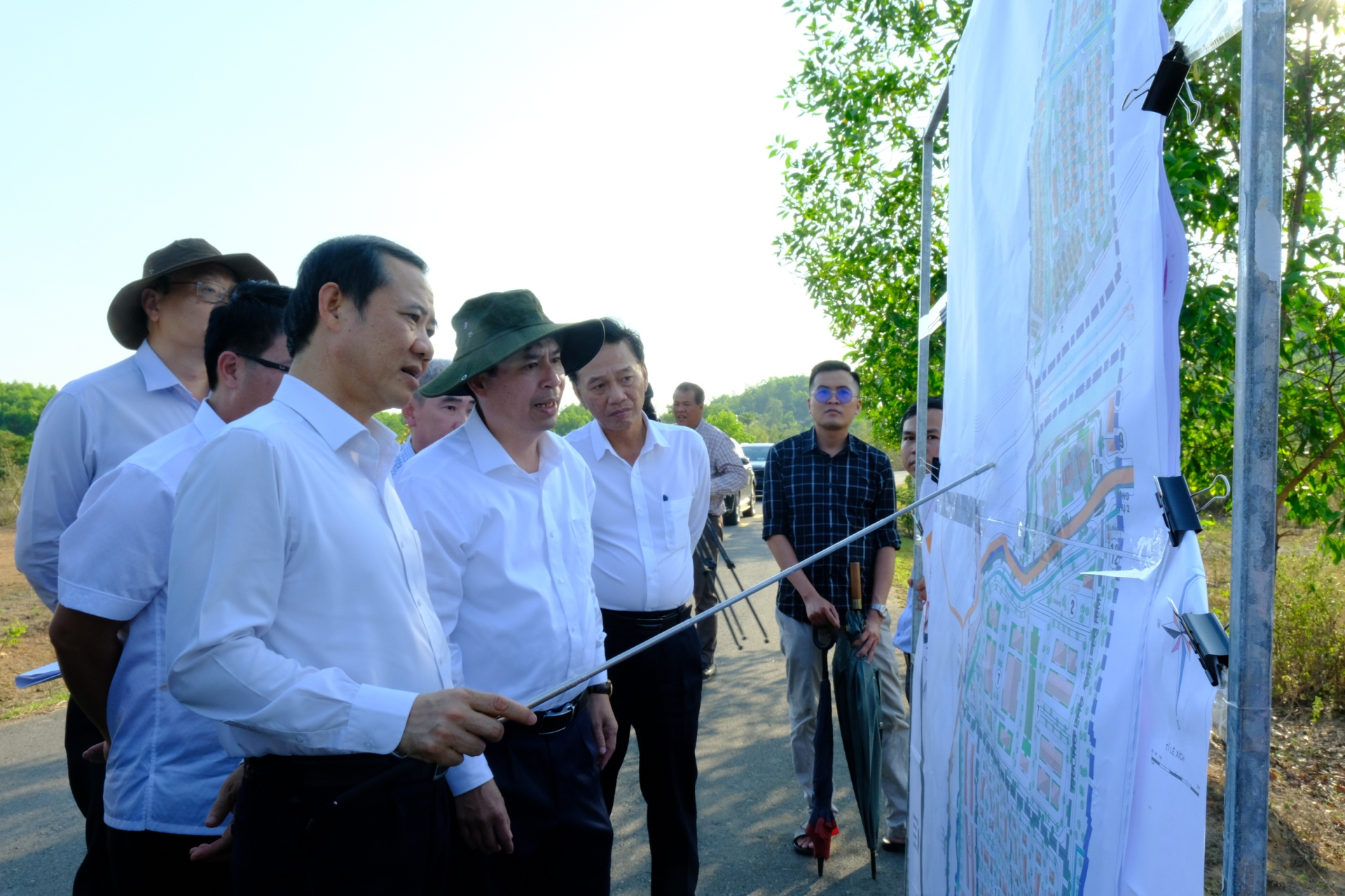 Đồng chí Nguyễn Thái Học – Quyền Bí thư Tỉnh ủy Lâm Đồng đi thực tế tại khu tái định cư phục vụ dự án giải phóng mặt bằng cao tốc Tân Phú – Bảo Lộc. 