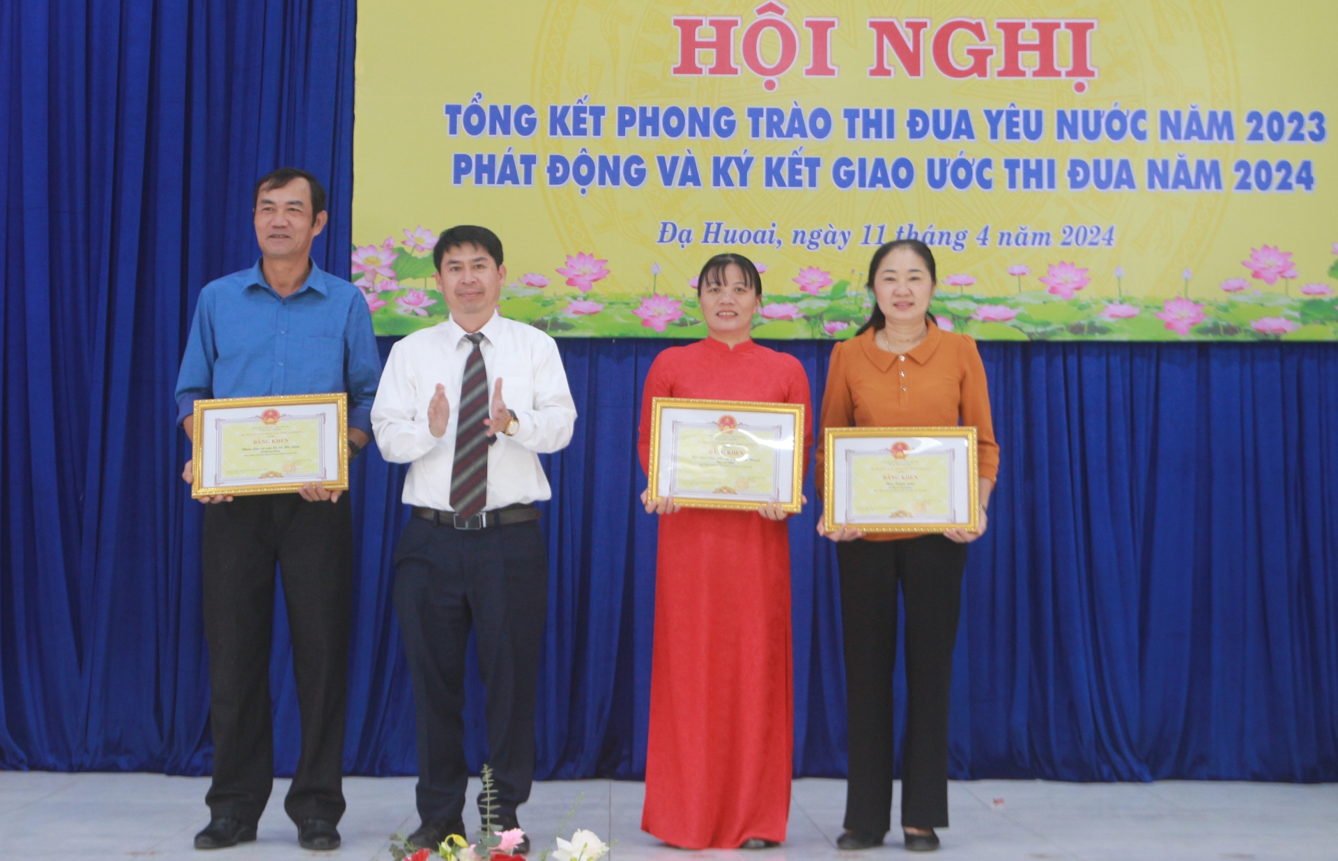 Phó Bí thư Huyện ủy, Chủ tịch UBND huyện Đạ Huoai Lê Bình Minh tặng giấy khen cho các tập thể, cá nhân điển hình