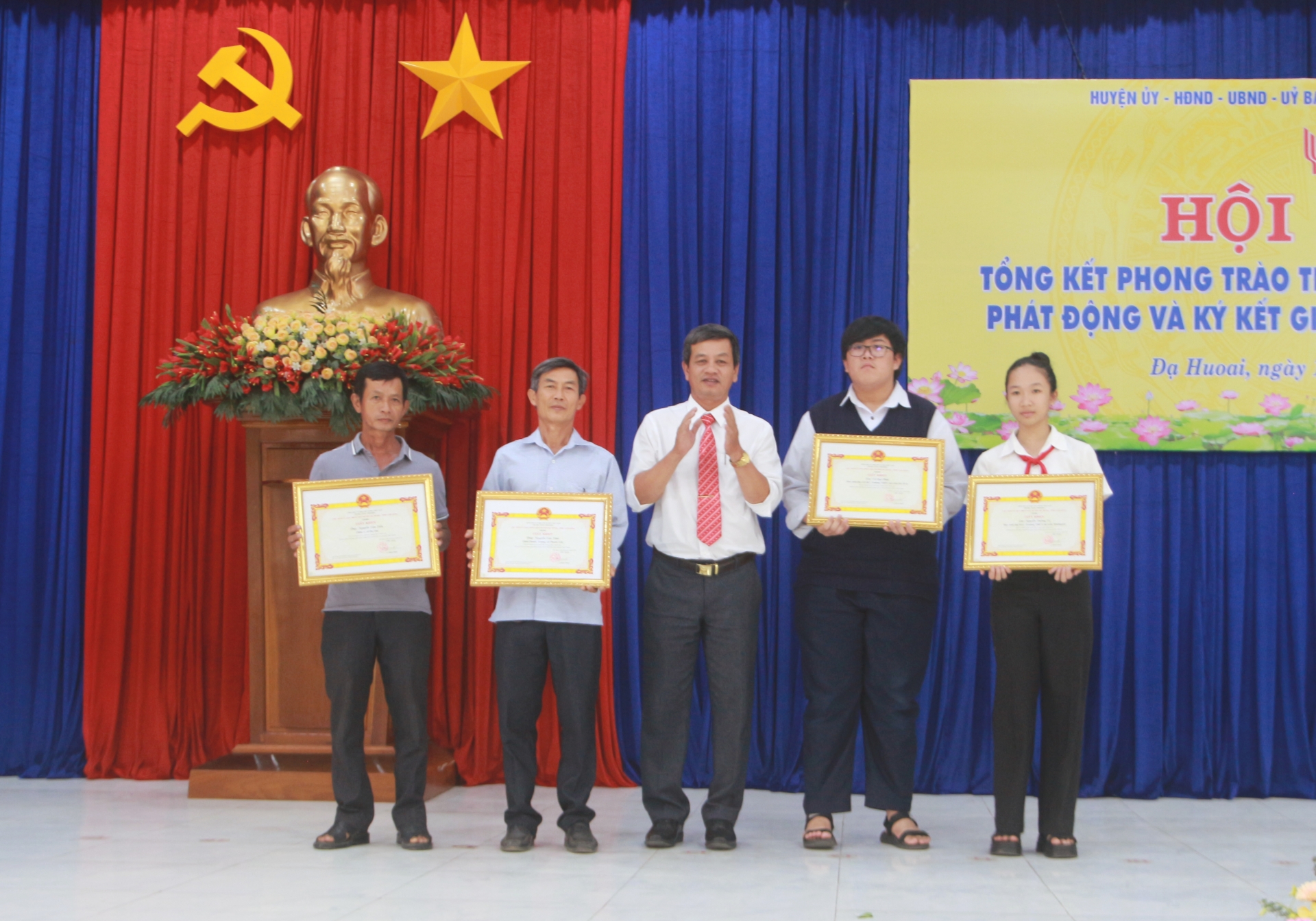 Trưởng Ban Dân vận Huyện ủy, Chủ tịch Ủy ban MTTQ Việt Nam huyện Đạ Huoai Nguyễn Quốc Phi tặng giấy khen cho các cá nhân