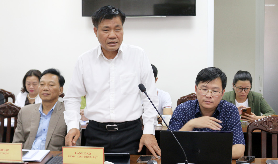 Đại diện lãnh đạo thành phố Đà Lạt thông tin về các bãi đậu xe khu vực trung tâm thành phố