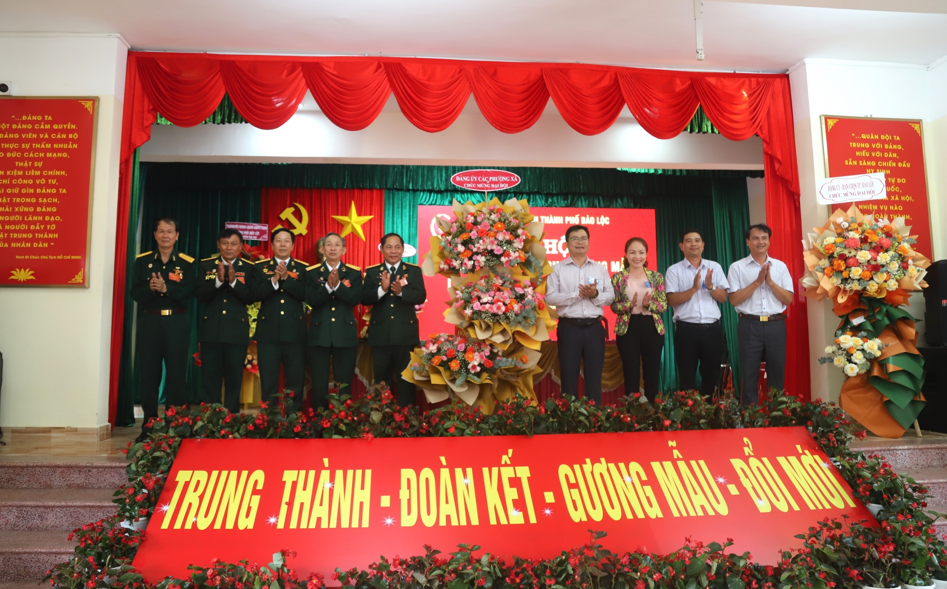Đại diện lãnh đạo các phường, xã trên địa bàn TP Bảo Lộc tặng hoa chúc mừng Đại hội