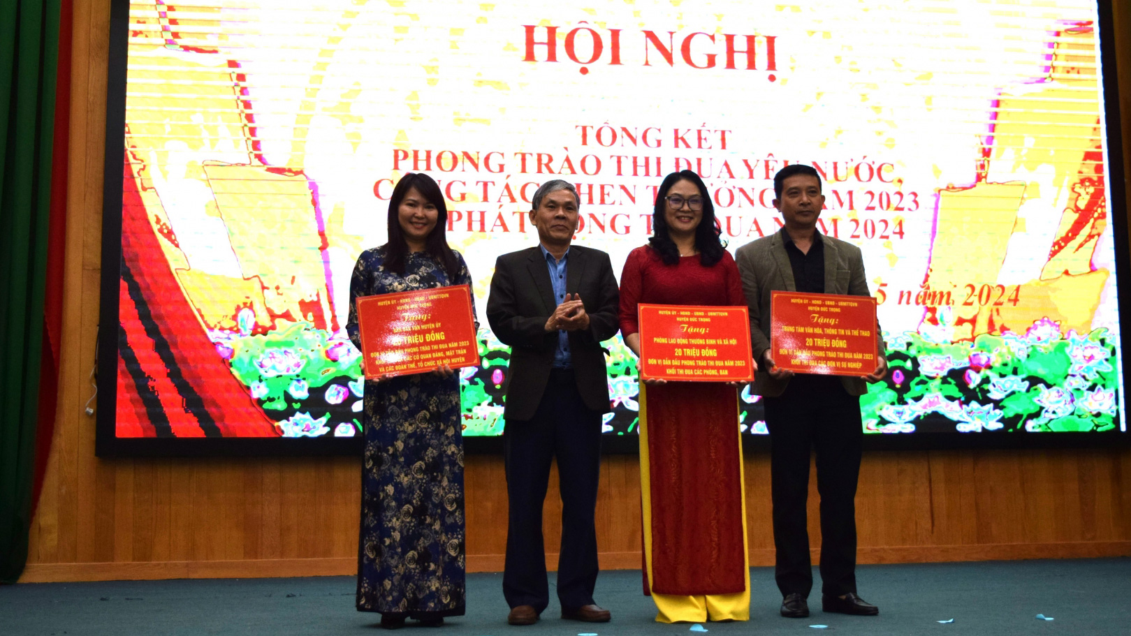 Đồng chí Nguyễn Văn Cường - Chủ tịch UBND huyện, trao thưởng cho 3 đơn vị xuất sắc dẫn đầu khối thi đua thuộc huyện