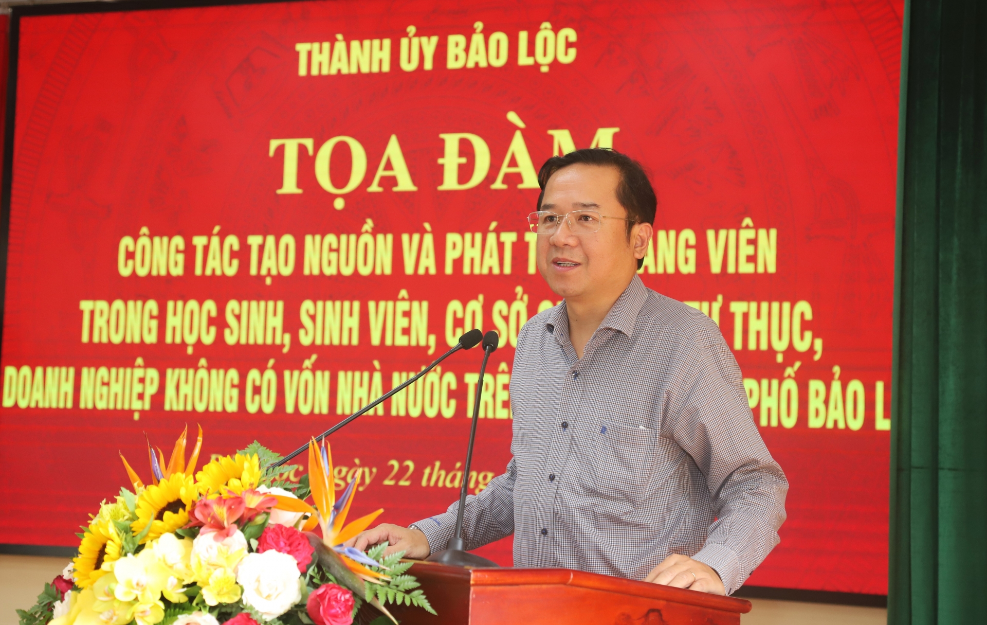 Đồng chí Tôn Thiện Đồng - Ủy viên Ban Thường vụ Tỉnh ủy, Bí thư Thành ủy Bảo Lộc phát biểu chỉ đạo tại buổi tọa đàm