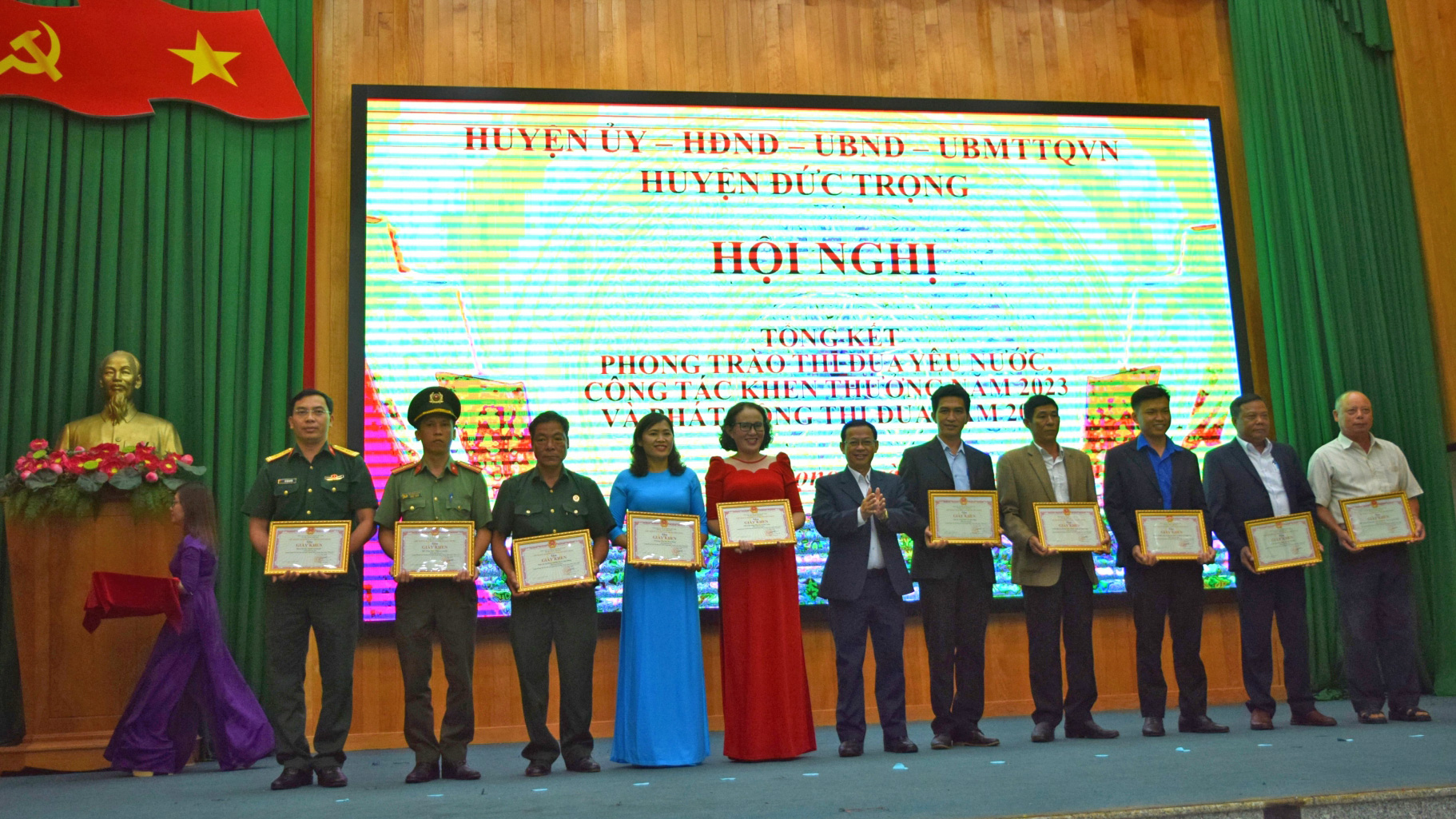 Đồng chí Lê Công Tuấn - Chủ tịch UBMTTQ Việt Nam huyện, tặng giấy khen của UBND huyện cho các tập thể