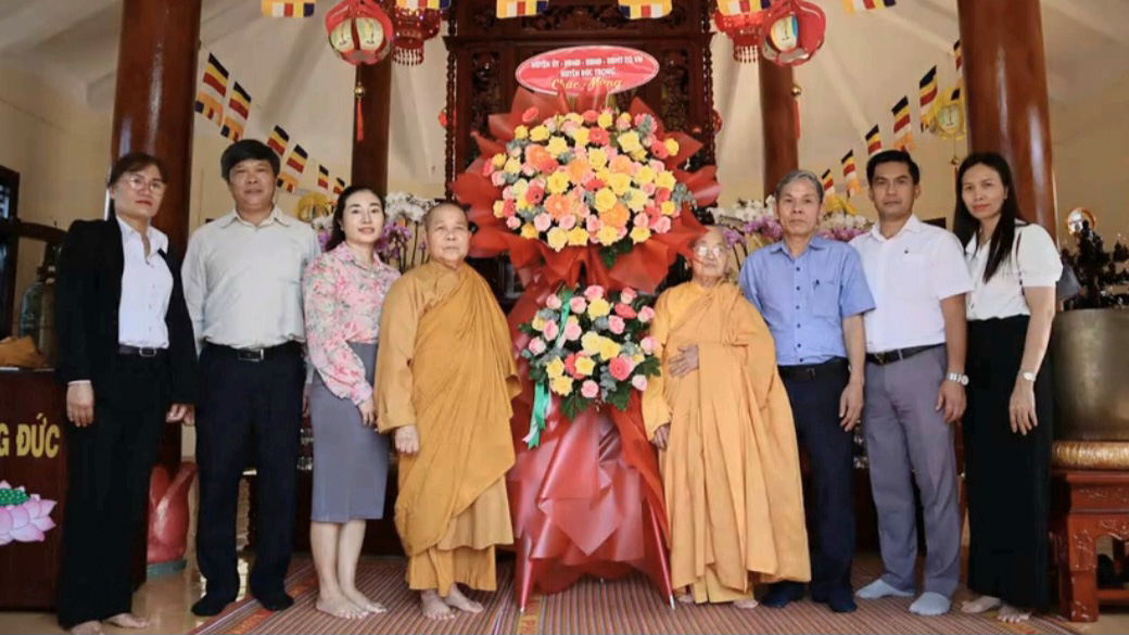 Đồng chí Nguyễn Văn Cường - Chủ tịch UBND huyện thăm, chúc mừng các cơ sở Phật giáo