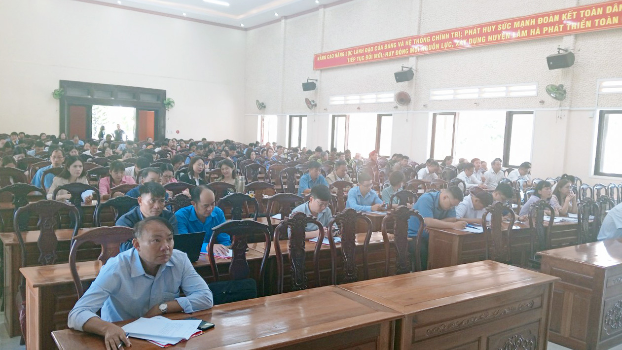 Cán bộ, đảng viên tham gia quán triệt tại Hội trường Huyện ủy Lâm Hà