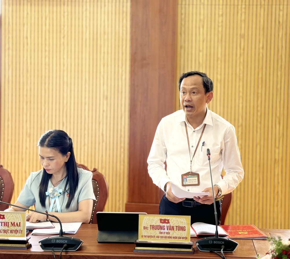Đồng chí Trương Văn Tùng - Bí thư Huyện ủy, Chủ tịch HĐND huyện Đơn Dương báo cáo tình hình kinh tế- xã hội 4 tháng đầu năm