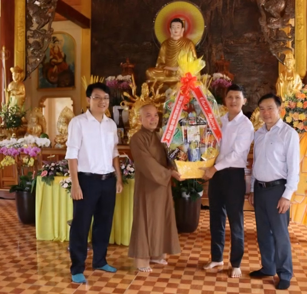Đồng chí Hồ Quốc Trung - Chủ tịch HĐND huyện thăm, chúc mừng các cơ sở Phật giáo