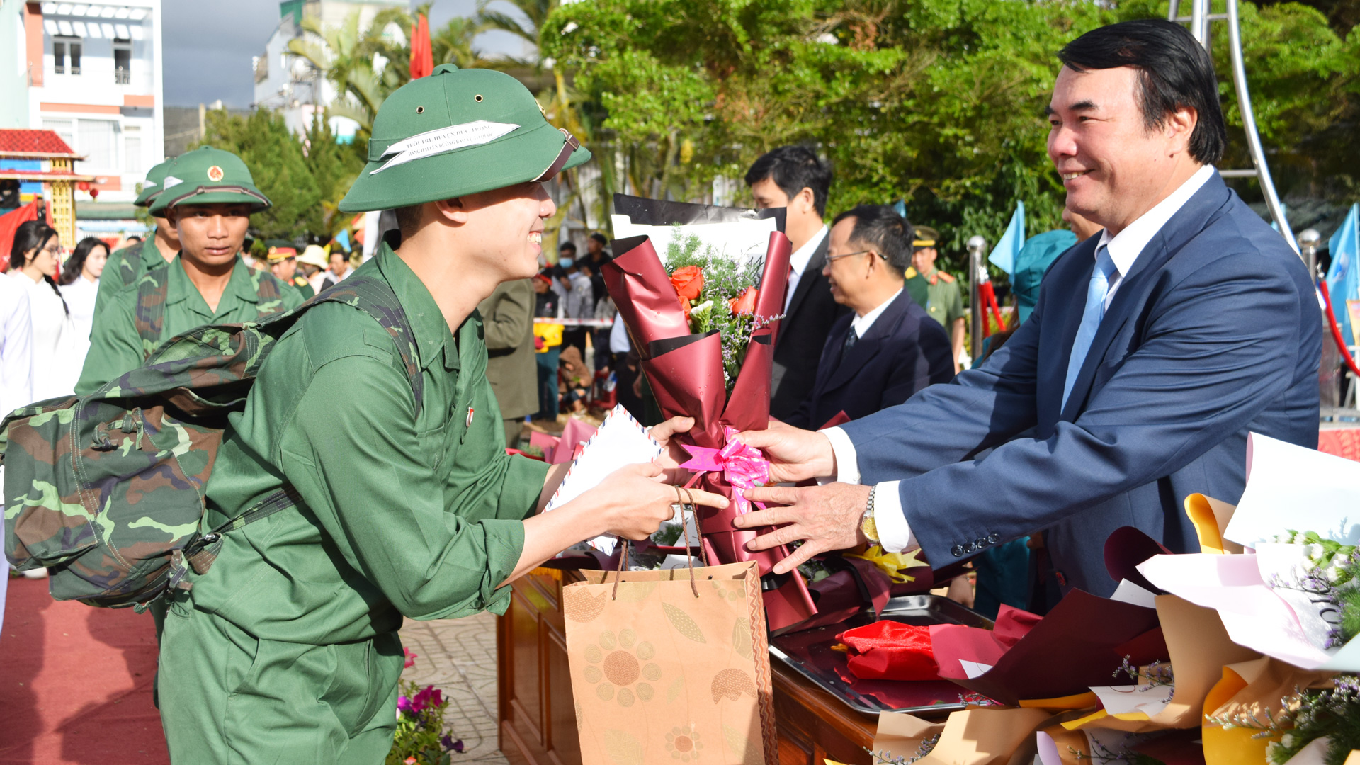 Phó Chủ tịch UBND tỉnh Phạm S tặng quà, động viên tân binh huyện Đức Trọng 
trước khi lên đường nhập ngũ