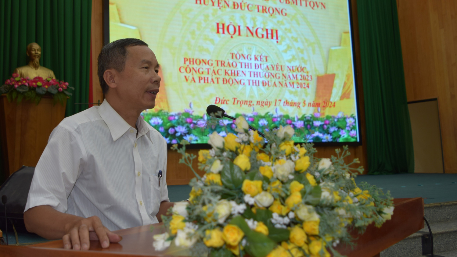 Đồng chí Phó Giám đốc Sở Nội vụ, Phó Chủ tịch Hội đồng thi đua khen thưởng tỉnh, phát biểu tại hội nghị