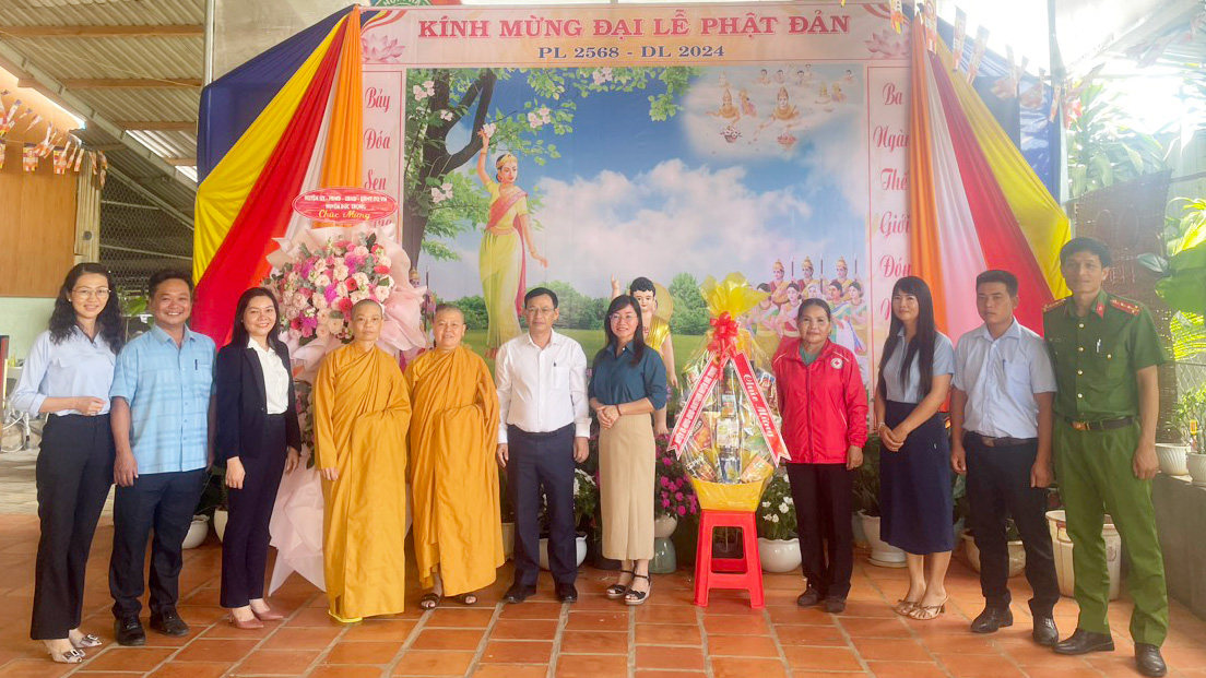 Đồng chí Lê Công Tuấn - Chủ tịch Ủy ban MTTQ Việt Nam huyện và đồng chí Nguyễn Thị Tố Loan - Phó Chủ tịch HĐND huyện thăm, chúc mừng các cơ sở Phật giáo