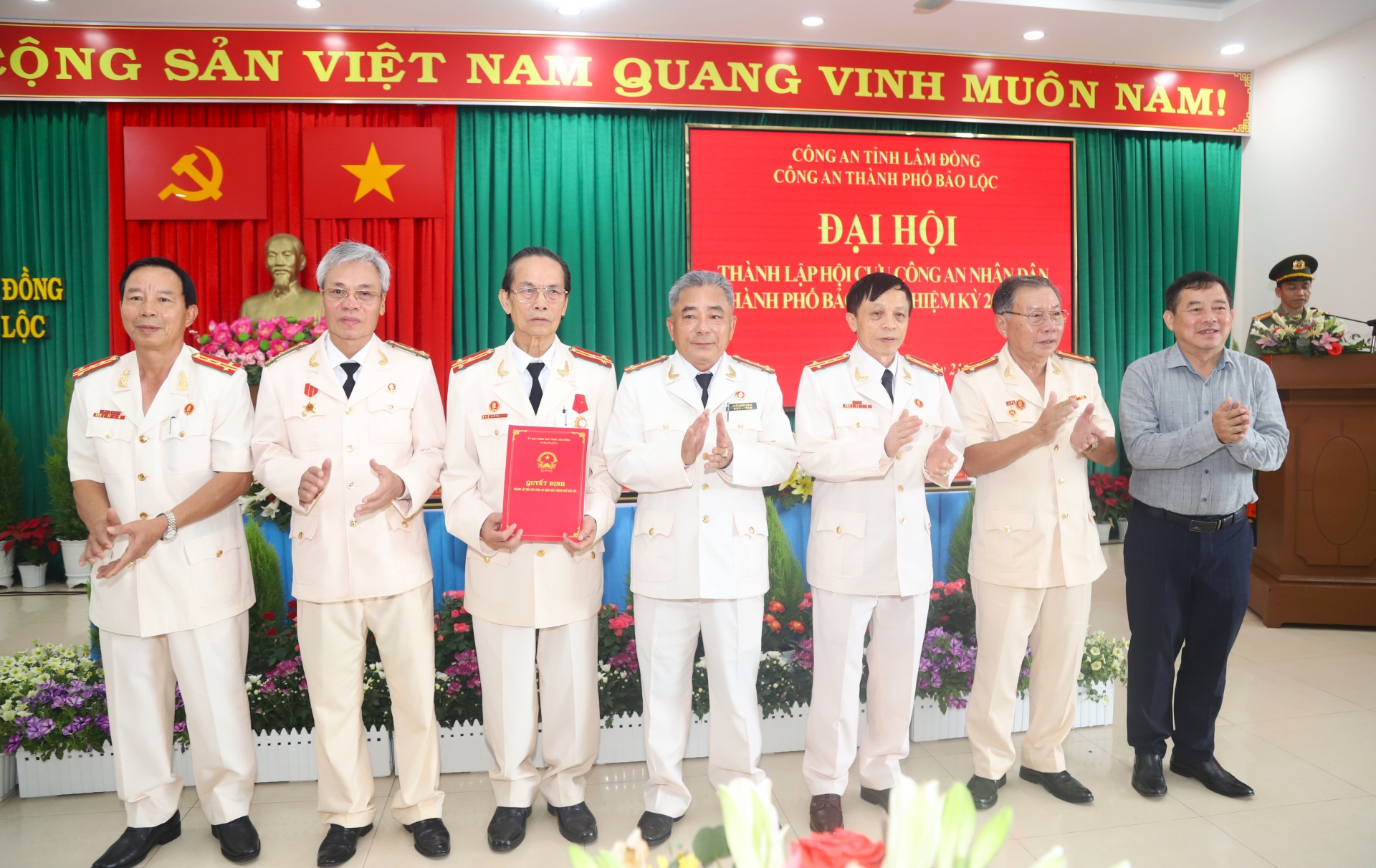 Trao quyết định thành lập Hội Cựu CAND TP Bảo Lộc của Chủ tịch UBND tỉnh Lâm Đồng