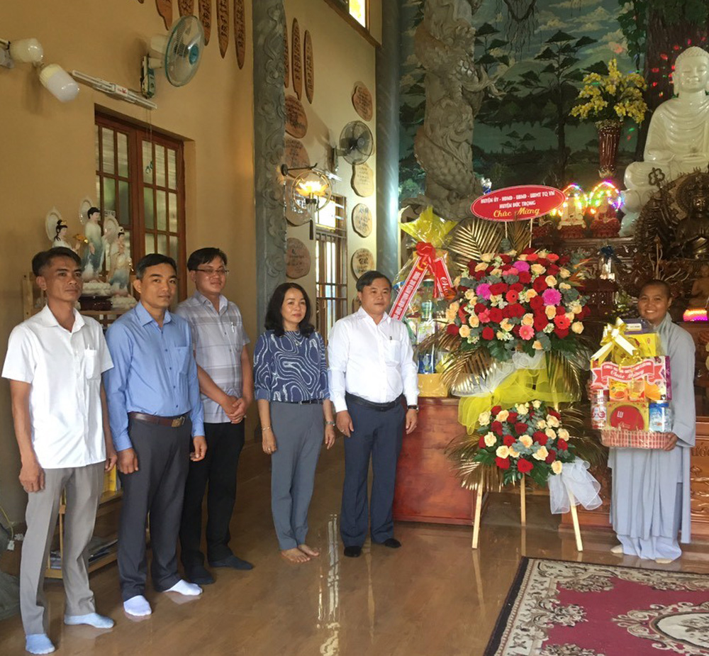 Đồng chí Lê Nguyên Hoàng - Phó Chủ tịch UBND huyện, thăm, chúc mừng các cơ sở Phật giáo