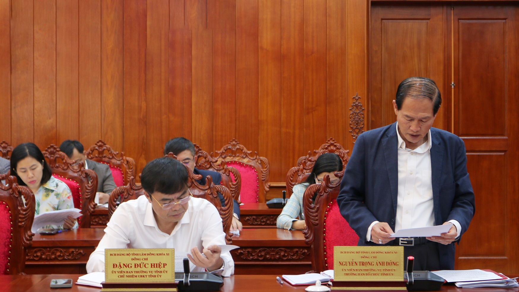 Trưởng Ban Tổ chức Tỉnh ủy Nguyễn Trọng Ánh Đông báo cáo Tổng kết thực hiện Quy chế bầu cử trong Đảng và tổng kết 10 năm thực hiện Chỉ thị số 39-CT/TW