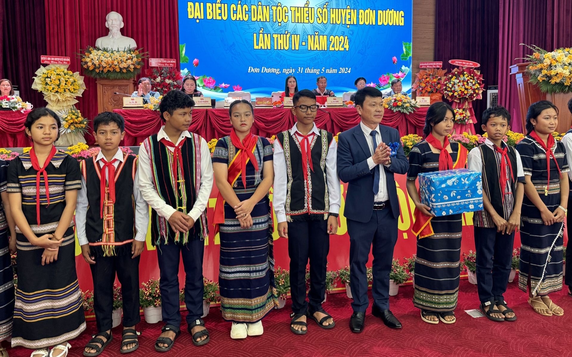 Đồng chí Trần Hùng Dũng - Phó Chủ tịch UBND huyện tặng quà cho các em học sinh đồng bào DTTS