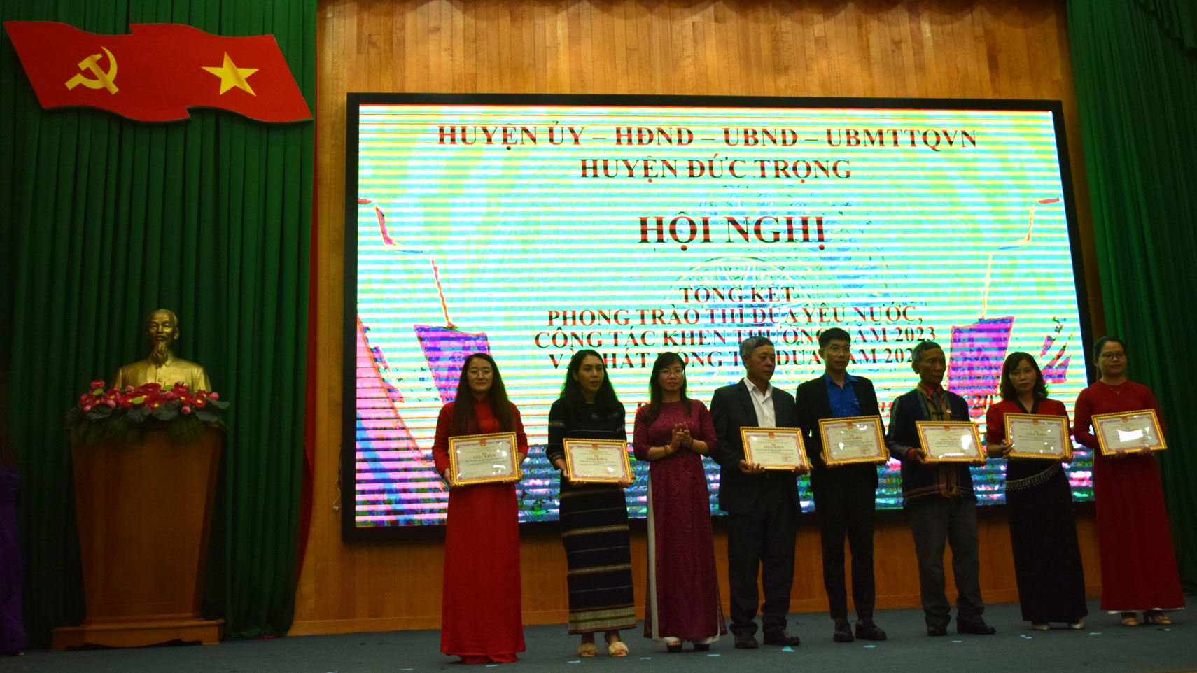Đồng chí Nguyễn Thị Tố Loan - Phó Chủ tịch HĐND trao Giấy khen của UBND huyện cho các cá nhân