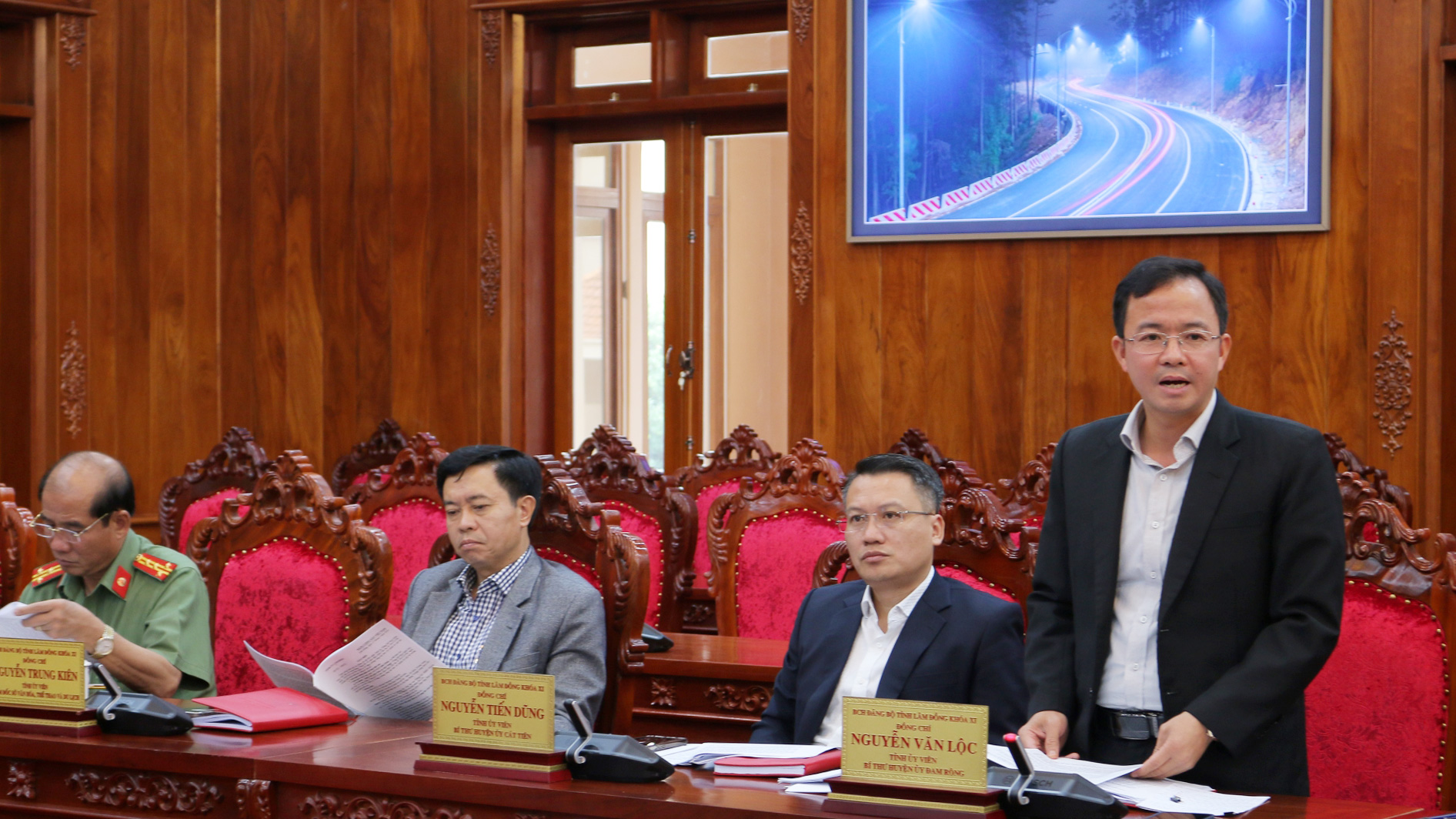 Bí thư Huyện ủy Đam Rông Nguyễn Văn Lộc thảo luận về khó khăn, vướng mắc các trình tự, thủ tục bầu cử trong quá trình tổ chức đại hội