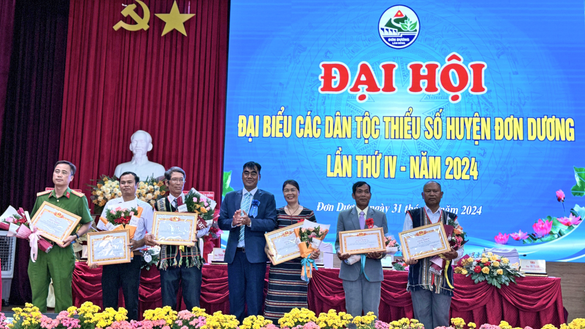 Đồng chí Bon Yô Soan - Phó Chủ tịch Ủy ban MTTQ Việt Nam tỉnh Lâm Đồng tặng giấy khen cho các cá nhân có thành tích xuất sắc