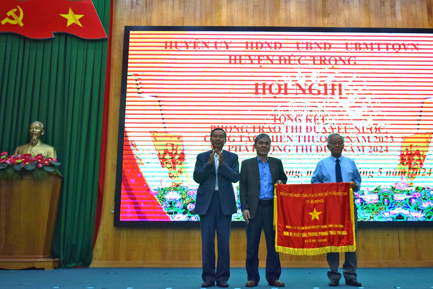 Đồng chí Đàm Minh Tuấn trao tặng Cờ thi đua của Thủ tướng Chính phủ cho cán bộ và Nhân dân huyện Đức Trọng - đơn vị dẫn đầu phong trào thi đua yêu nước tỉnh Lâm Đồng năm 2022