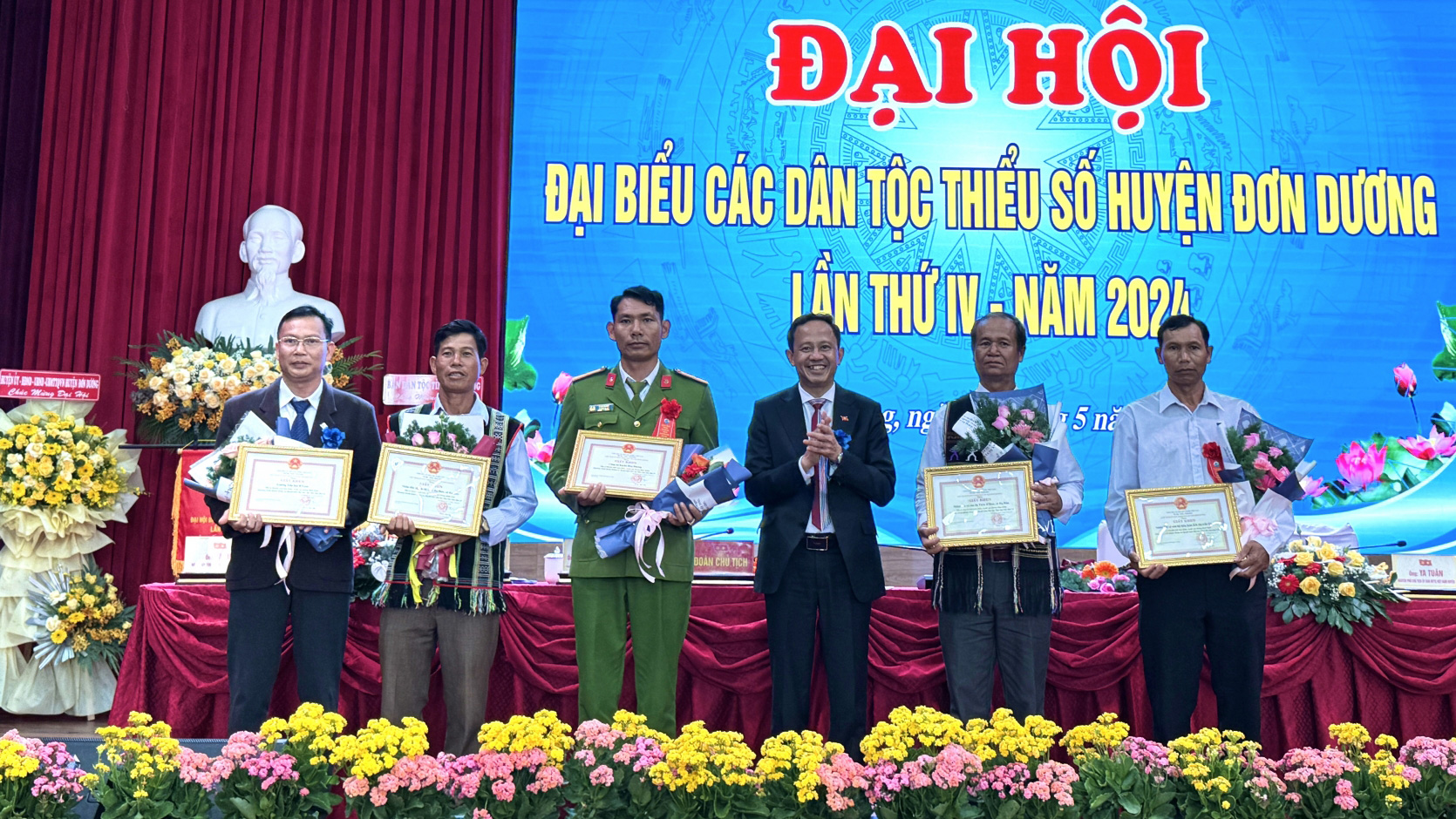 Đồng chí Trương Văn Tùng - Bí thư Huyện ủy Đơn Dương trao bằng khen cho các cá nhân có thành tích xuất sắc