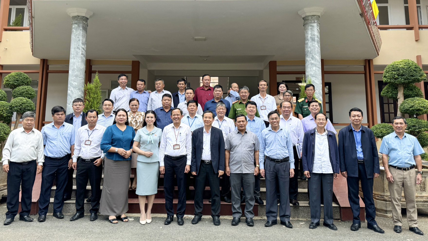 Đồng chí Nguyễn Thái Học - Quyền Bí thư Tỉnh ủy Lâm Đồng cùng lãnh đạo tỉnh chụp ảnh lưu niệm với Ban Thường vụ Huyện ủy Đơn Dương