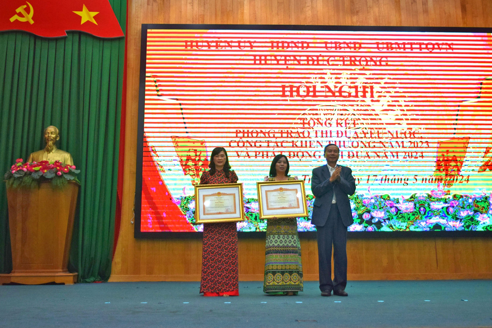 Đồng chí Đàm Minh Tuấn trao tặng Bằng khen của Thủ tướng Chính phủ cho tập thể trường Mẫu giáo Định An và cô giáo Lê Thị Minh Hiệp – TPT Đội trường THCS Trần Phú đã có thành tích trong sự nghiệp giáo dục năm học 2018 - 2019 – 2022-2023