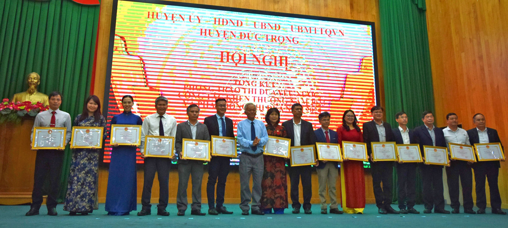 Đồng chí Lê Hồng Khánh - Phó bí thư Thường trực Huyện ủy trao tặng danh hiệu Tập thể lao động xuất sắc của UBND tỉnh cho 15 tập thể