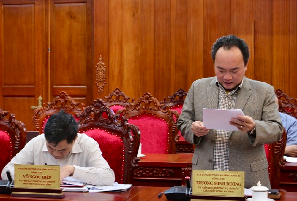 Giám đốc Công an tỉnh Lâm Đồng Trương Minh Đương trao đổi về công tác nắm tình hình, bảo vệ chính trị nội bộ trên địa bàn tỉnh